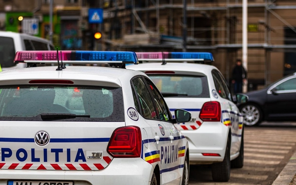 O fostă jurnalistă a căzut de la etajul 5 împreună cu fiica ei de 7 ani. Au fost preluate în stare critică