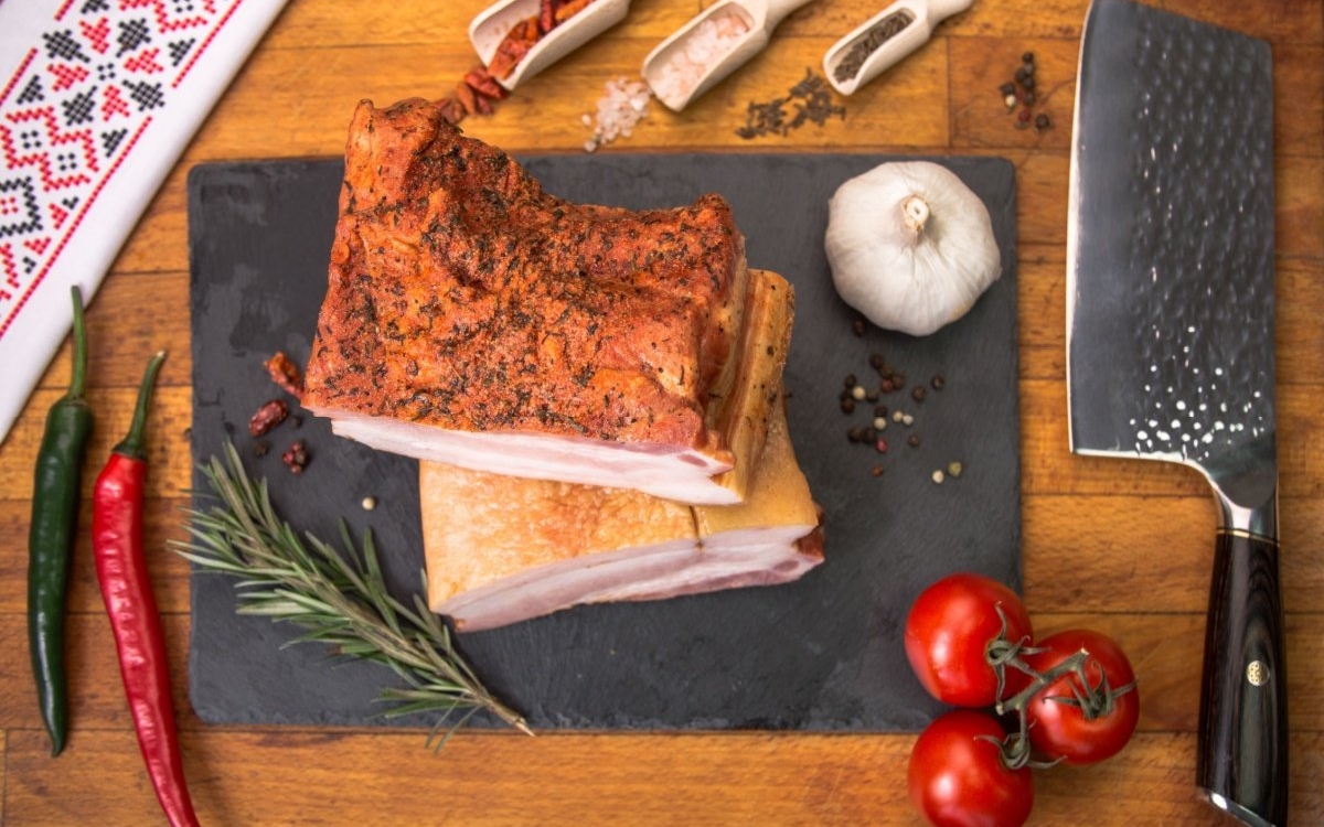 Cum să prepari șunca de casă: ingrediente și trucuri pentru o aromă perfectă