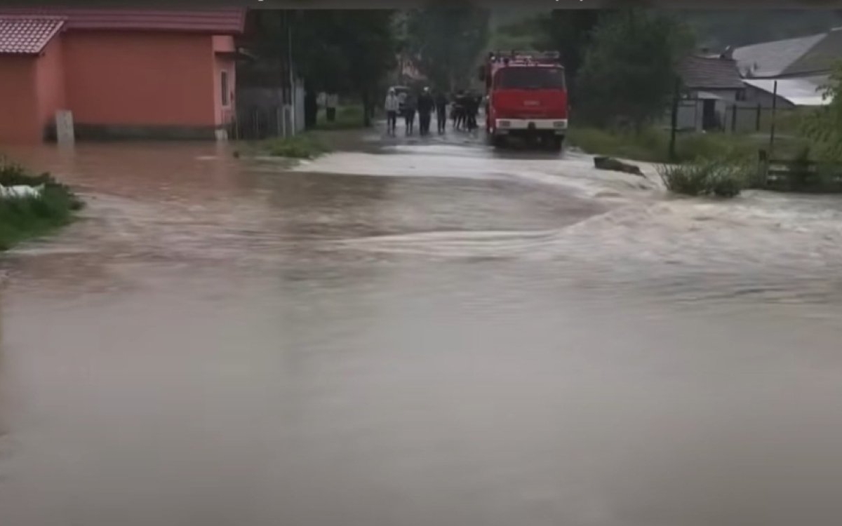 Inundațiile au făcut ravagii în Covasna. Peste 4000 de hectare de teren se află sub ape, zeci de gospodării sunt complet distruse