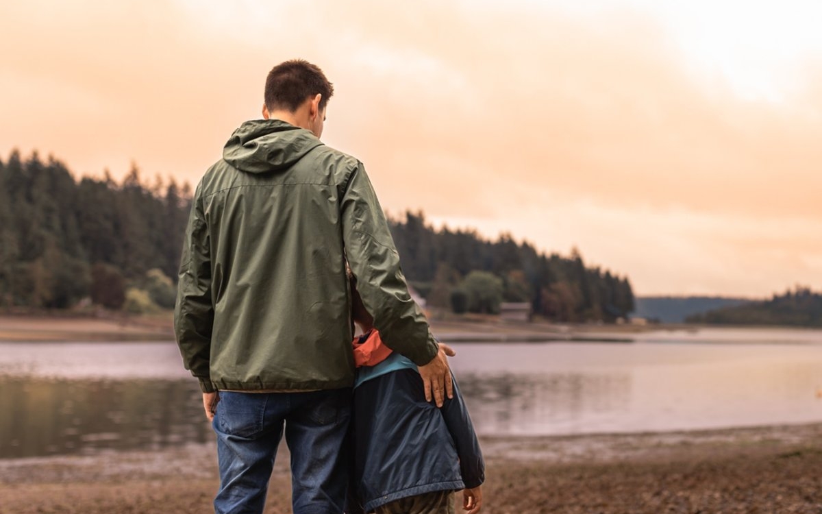 Și-a dat viața pentru copilul lui! Un bărbat s-a aruncat în ape să-și salveze fiul de la înec, deși nu știa să înoate