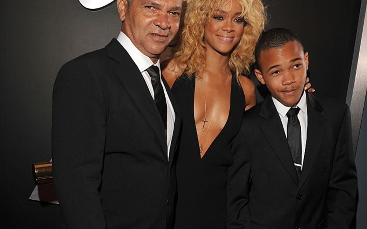 Rihanna este în doliu. Tatăl ei, Ronald Fenty, a murit la vârsta de 70 de ani