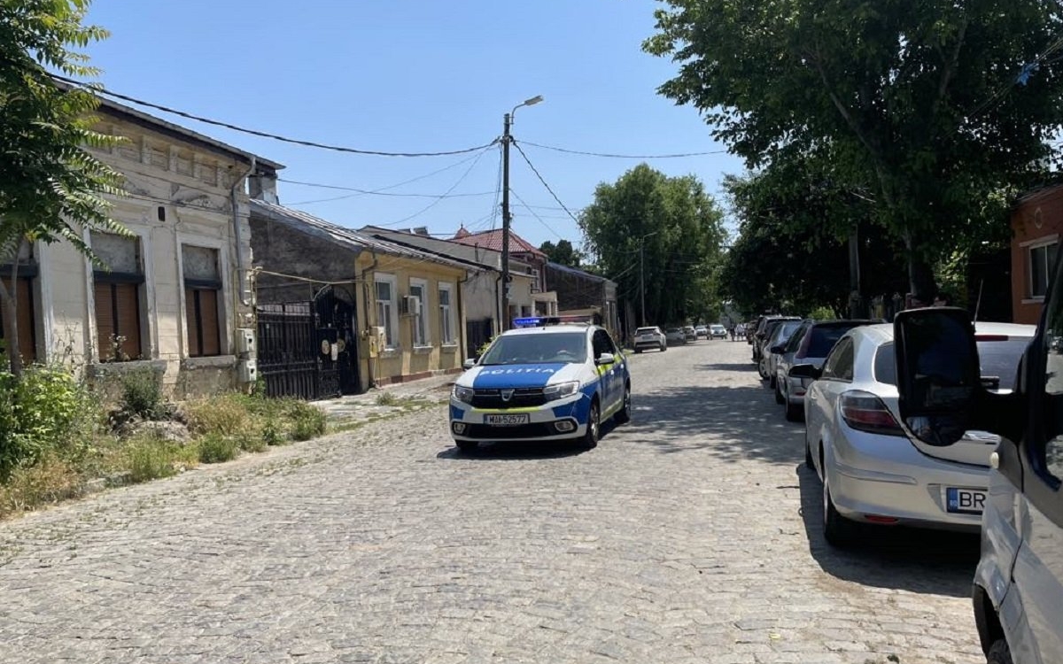 O femeie de 68 de ani, din Brăila, a murit după ce a fost înjunghiată de propriul fiu. Tânărul ar avea probleme psihice