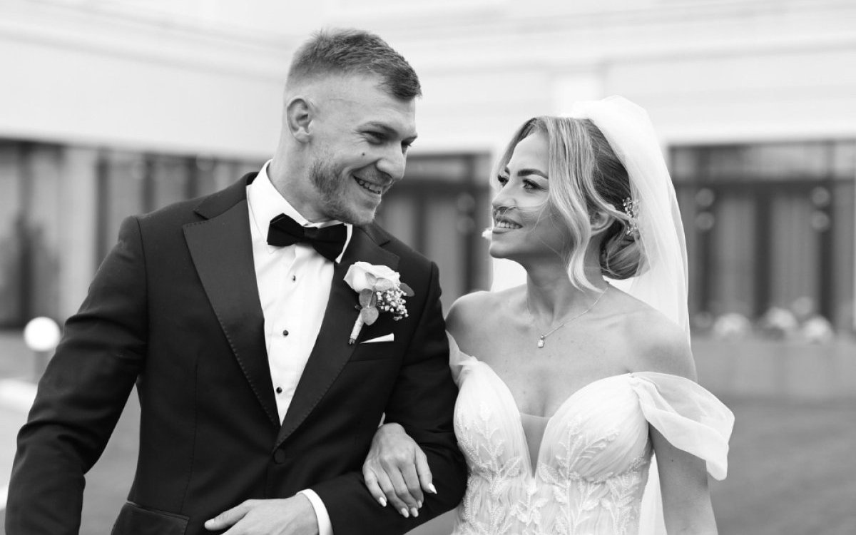 Dragoș, un tânăr de 30 de ani, soț și tată, a murit, dar a salvat alte 7 vieți. Familia este distrusă și depune eforturi mari pentru a-l aduce înapoi acasă