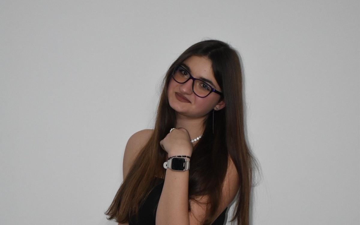 Iulia, o fată de 17 ani a murit lovită de tren. A traversat calea ferată fără să se asigure și purta căști în urechi