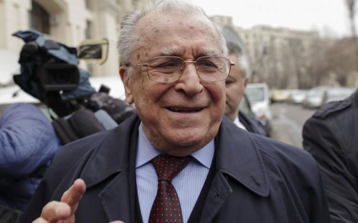 Ion Iliescu are cancer pulmonar. A fost operat sub anestezie generală la 95 de ani