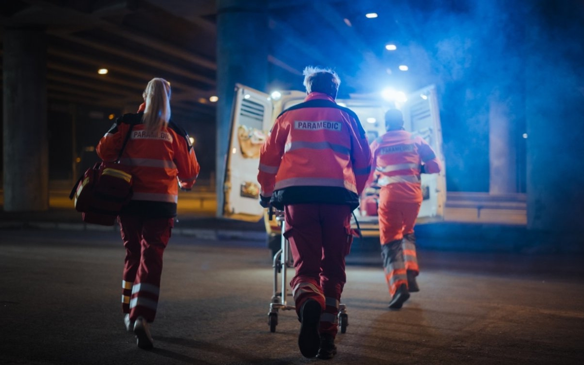 Detalii șocante în cazul fetiței de 2 ani din București care a căzut de la etaj. S-ar fi aflat în grija bunicului, care a urcat-o pe pervazul geamului deschis