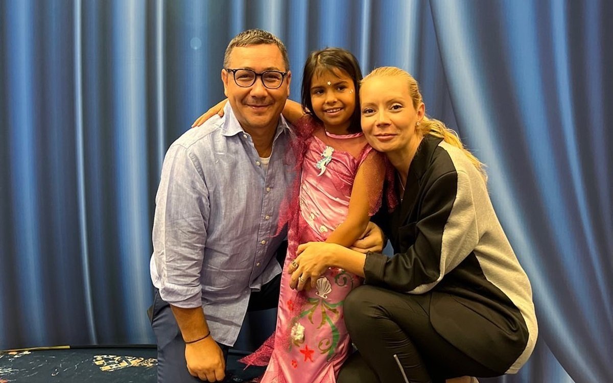 Victor Ponta și Daciana Sârbu, din nou împreună. Cum au fost surprinși la serbarea fiicei lor adoptive