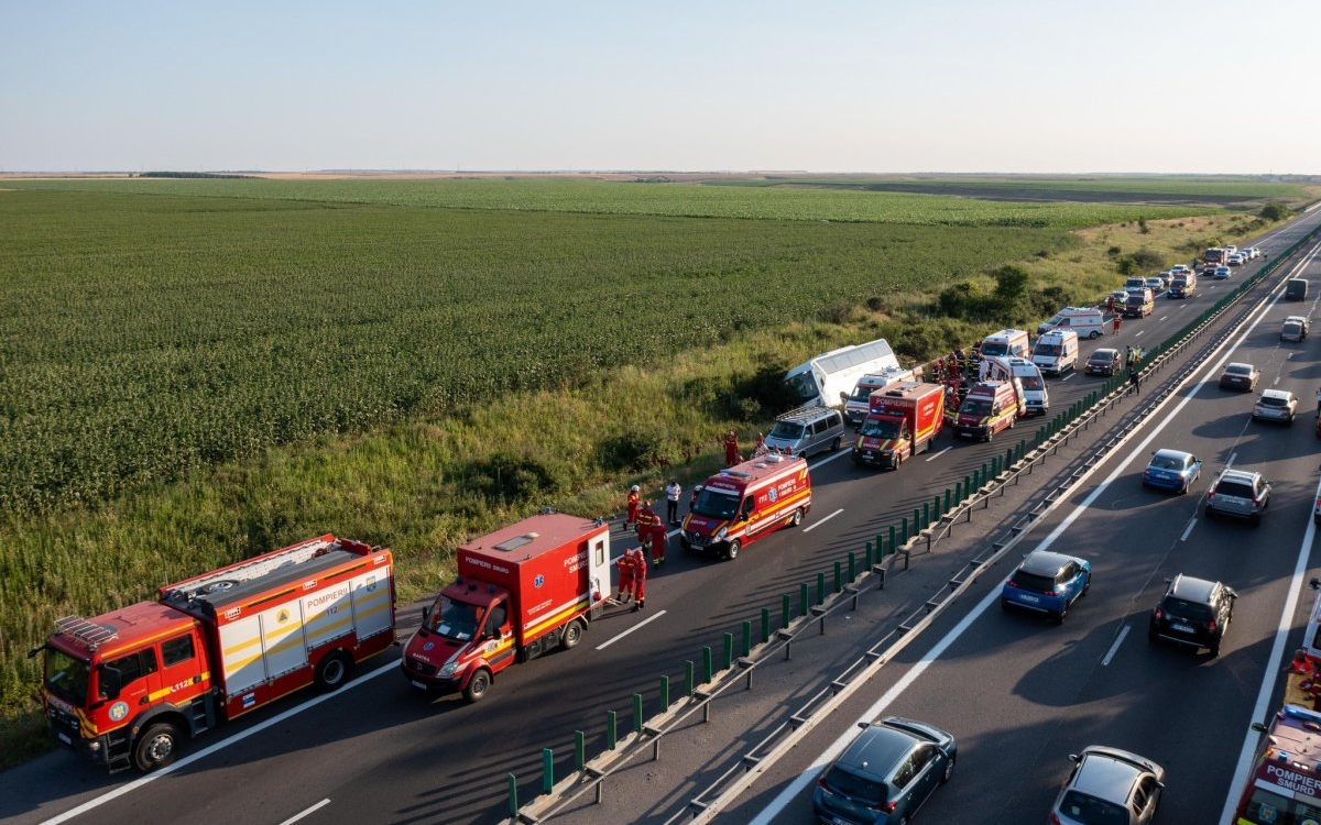 Tragedie pe A2! Un autocar plin cu copii s-a răsturnat în drum spre mare