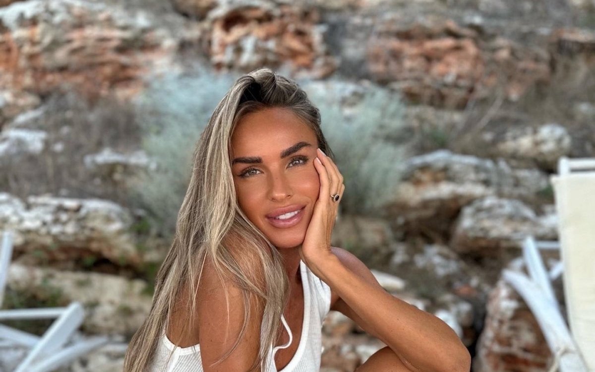 Diana Munteanu, criticată pe internet pentru că ar fi prea slabă. Cum s-a fotografiat la mare, în costum de baie, la 46 de ani