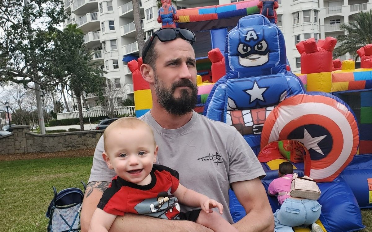Sebastian, un copil de un an a murit după ce a fost lăsat de tatăl lui în mașină timp de 3 ore, pe caniculă. Bărbatul a plecat să se tundă și s-a oprit la bere