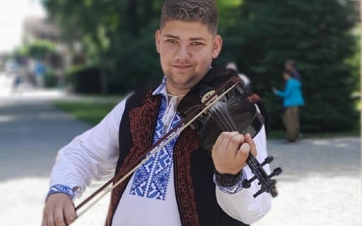 Liviu, un tânăr de 18 ani din Târgu Jiu, a murit trăsnit de fulger, în timp ce cânta la vioară