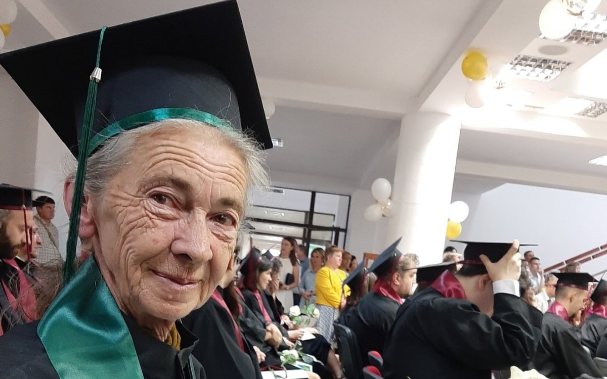 Doamna Maria are 73 de ani și tocmai a absolvit facultatea! Dovada vie că nu e niciodată prea târziu să-ți urmezi visul