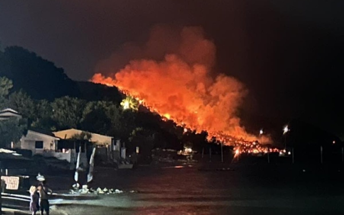Incendii grave in Thassos, „insula românilor". Două hoteluri au fost deja evacuate