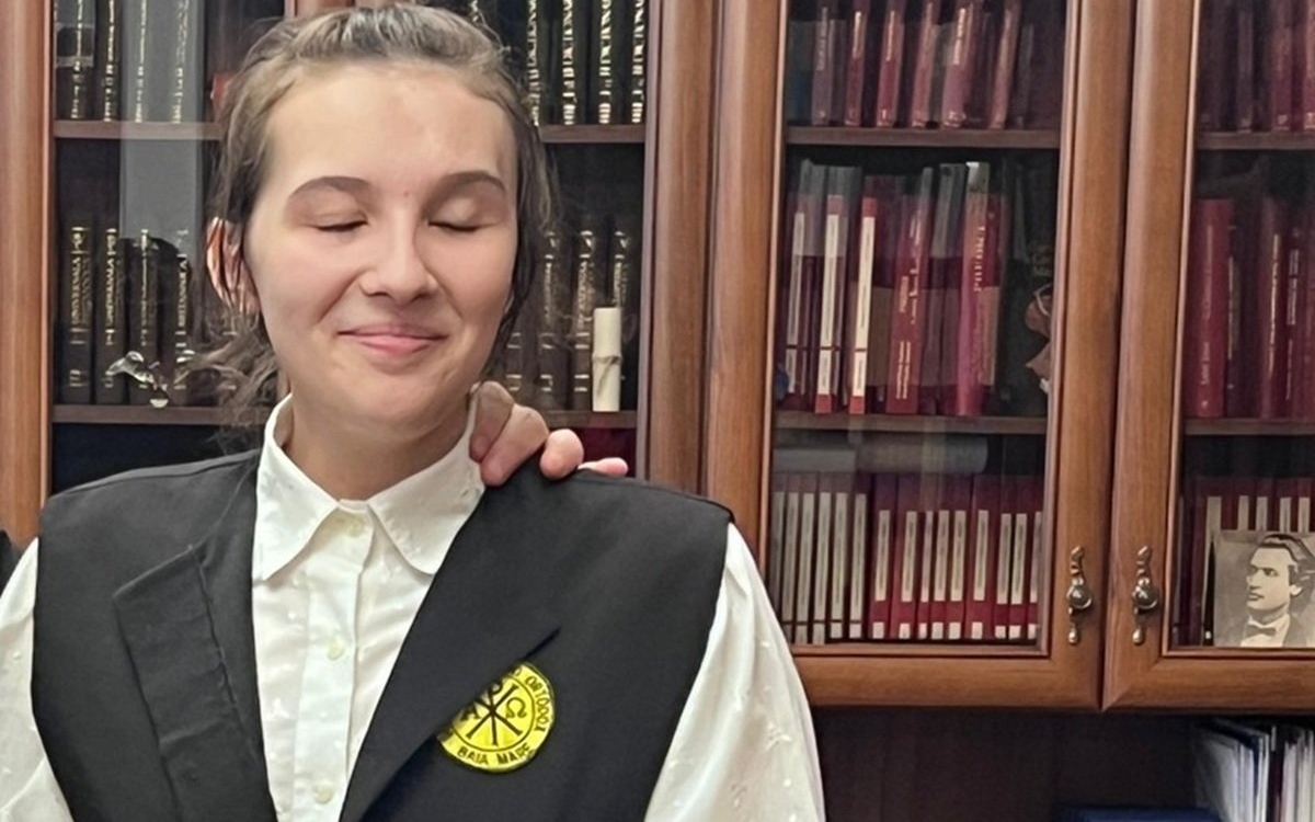 Cristina, o tânără nevăzătoare din Baia Mare a luat BAC-ul cu note demne de lăudat. Copila și-a pierdut vederea în urma unui tragic accident