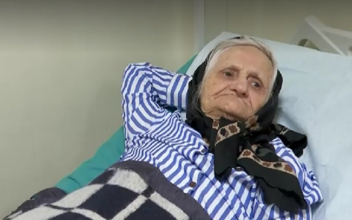 Aurica, o femeie de 84 de ani din Iași, a fost abandonată de proprii urmași. Are 9 copii, dar locuiește la spital, după ce a rămas fără casă