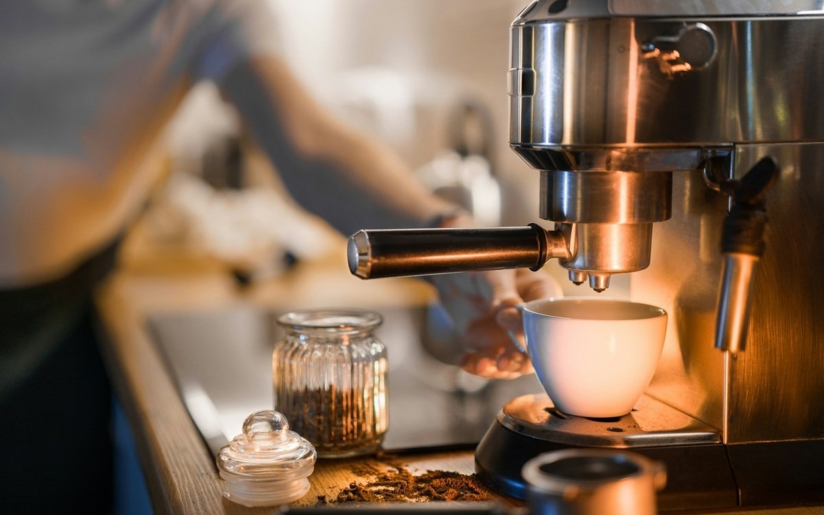 Ceasul circadian al productivității: cum un aparat de cafea și cafeaua boabe sincronizează corpul cu ritmul zilei