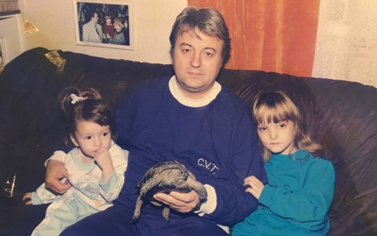 Corneliu Vadim Tudor a avut o relație specială cu fiicele sale. „Nu și-ar fi dorit ca fetele să se căsătorească, voia să le țină numai pentru el”