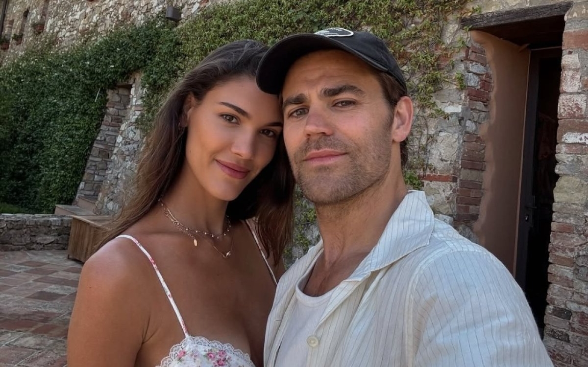 Paul Wesley, starul din seria „The Vampire Diaries", s-a logodit cu frumoasa lui iubită. „Mereu și pentru totdeauna"