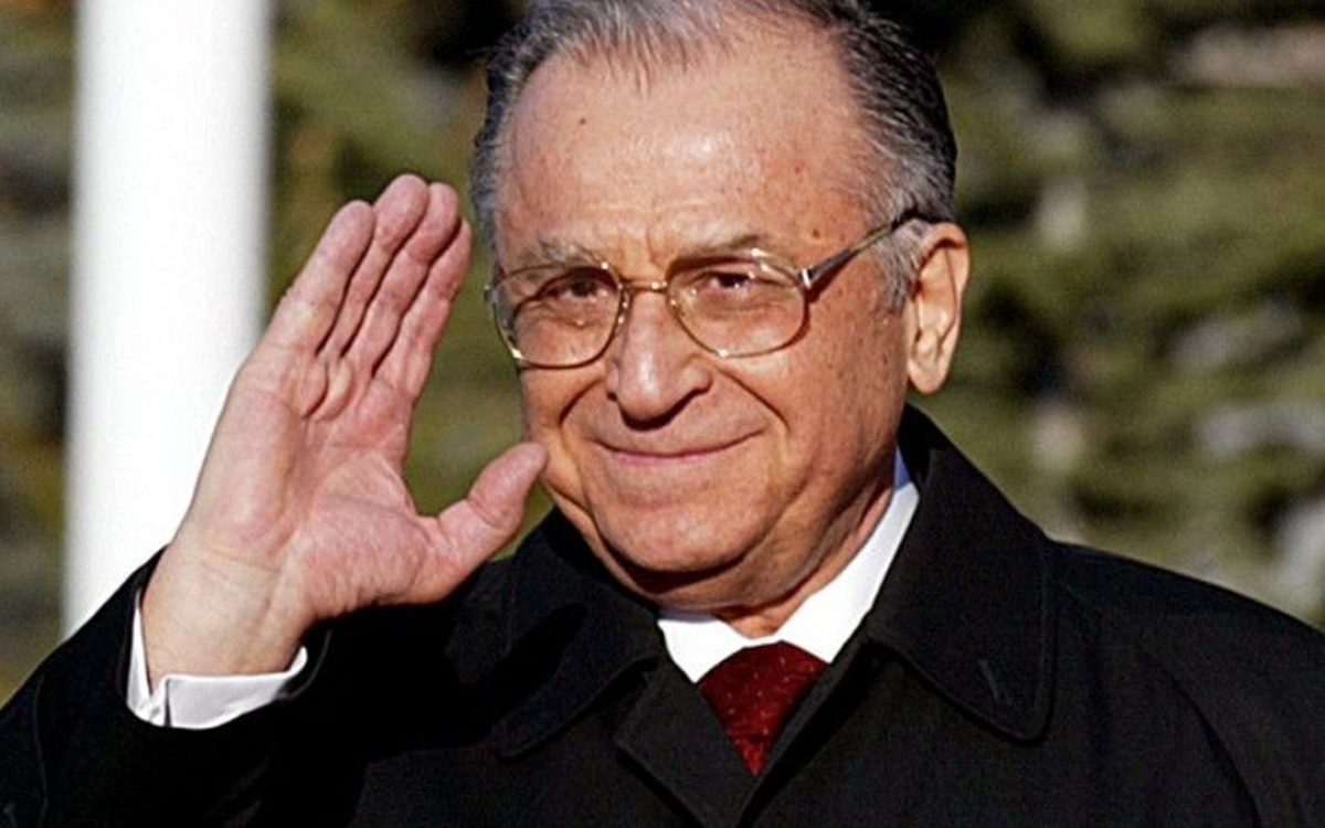 Ion Iliescu va fi înmormântat cu onoruri militare? Fostul președinte este în stare critică la terapie intensivă