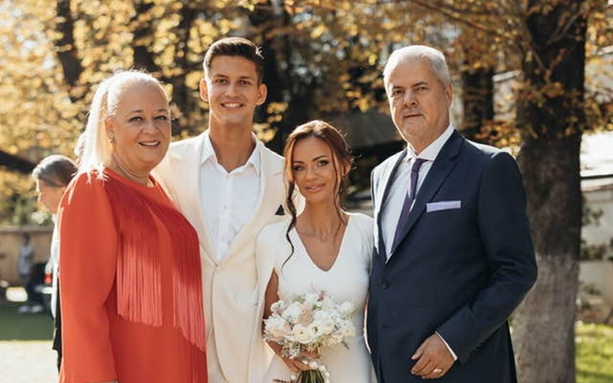 Corina, nora lui Adrian Năstase, este însărcinată. Vestea a venit chiar în ziua în care fostul prim-ministru și soția au împlinit 40 de ani de căsnicie