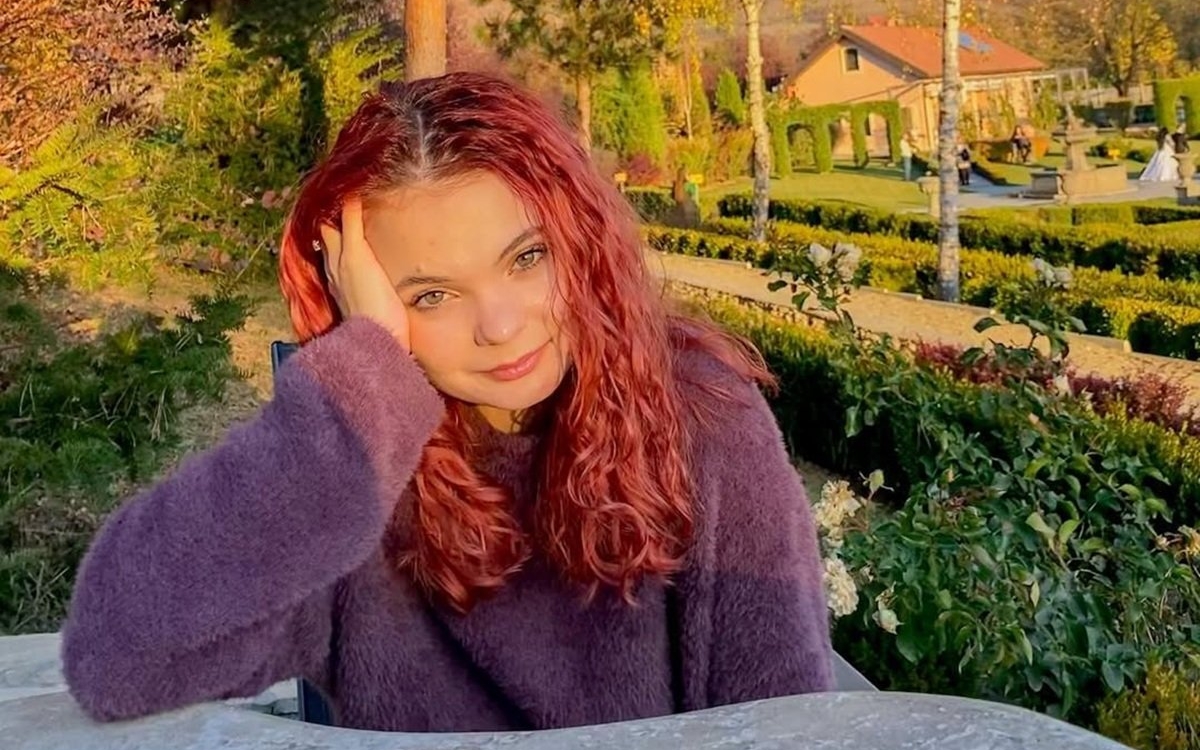 Karla, o tânără de 23 de ani, cere ajutorul în online după ce propriul tată le-a amenințat cu moartea pe ea și pe mama ei. Bărbatul avea ordin de restricție, dar l-a încălcat
