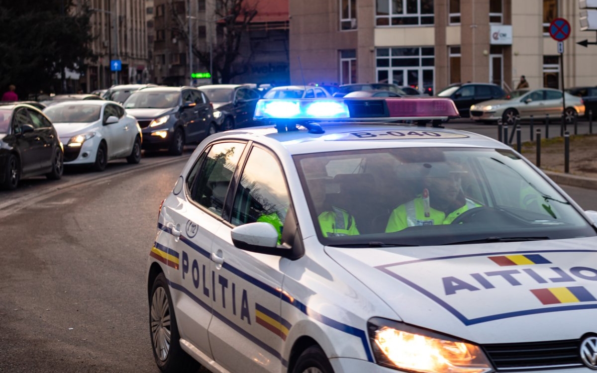 Un profesor de religie de 45 de ani a fost reținut după ce ar fi agresat o elevă de 14 ani. Acuzațiile implică și violență fizică