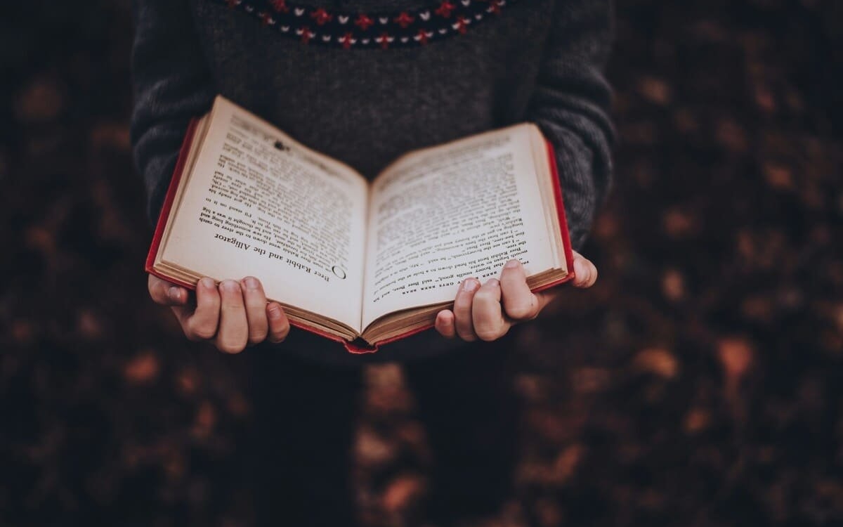 Cele mai bune 8 serii fantasy pentru adolescenții care îndrăgesc poveștile magice