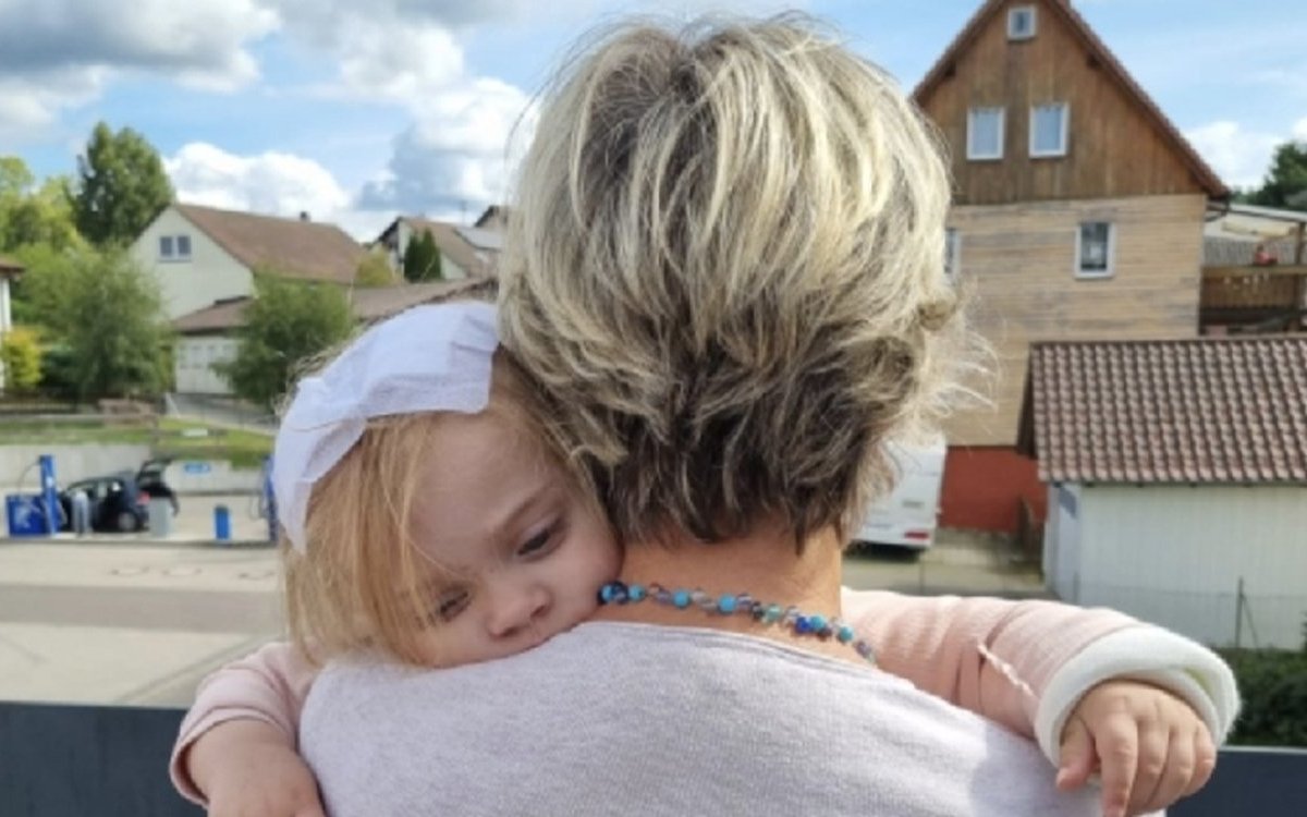 Hannah, fetița de doi ani a românului din Germania care și-a omorât logodnica și fiul de numai trei luni, s-a trezit din comă când și-a auzit bunica