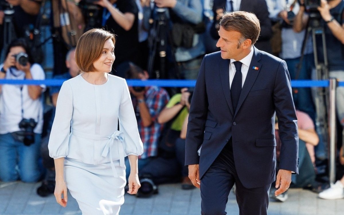 Emanuel Macron, discurs emoționant în română în timpul vizitei de la Chișinău. Președintele Franței a fost primit în urale