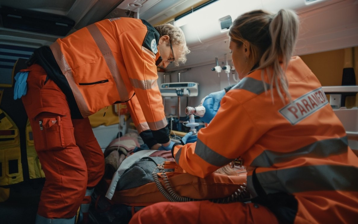 O femeie din Prahova a ajuns la spital după ce amantul a dat cu mașina peste ea. Vecinii au alertat autoritățile