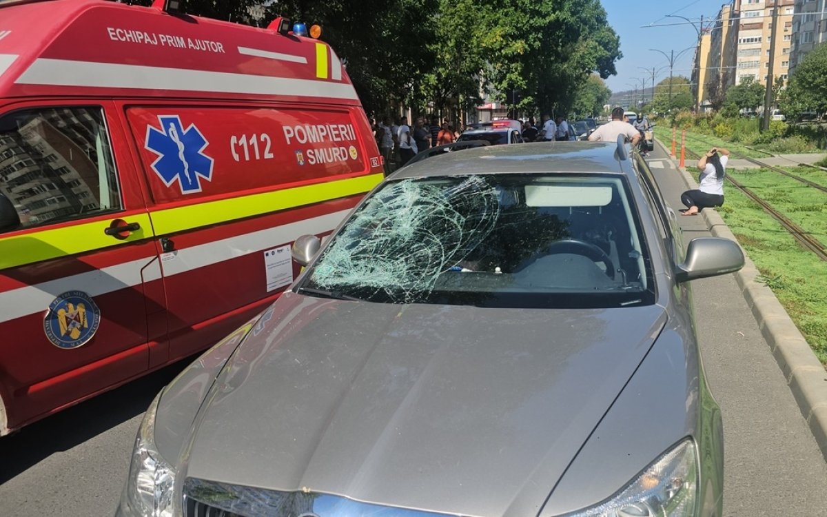 Imagini șocante în Reșița! Un pensionar a fost spulberat de o mașină chiar pe trecerea de pietoni
