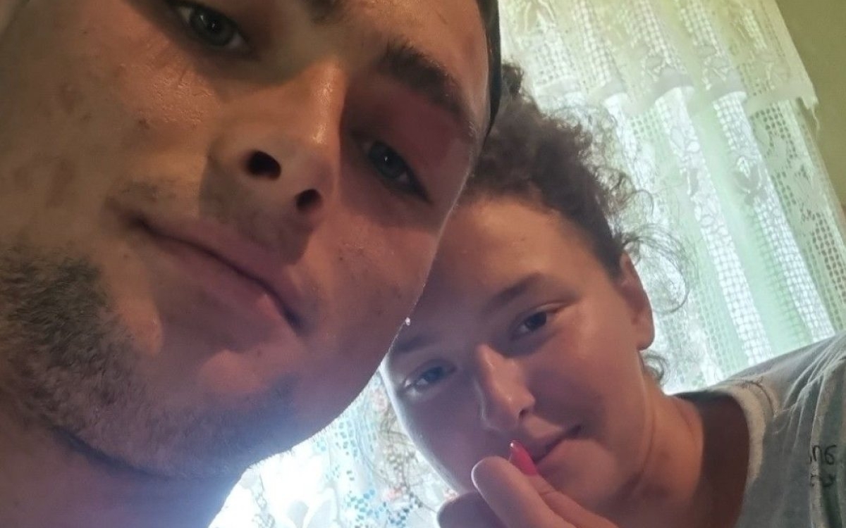 Ștefan, un tânăr de 21 de ani a murit într-un tragic accident rutier! Iubita lui de 18 ani însărcinată se zbate între viață și moarte, în spital