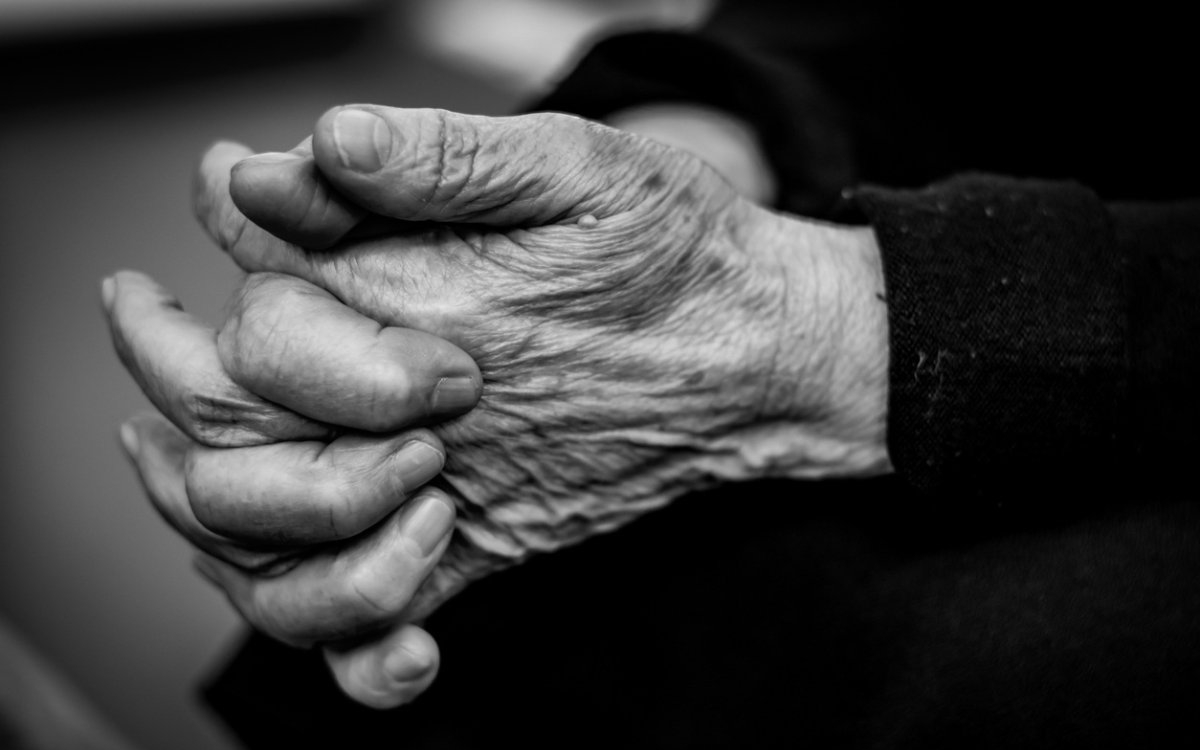 Dorica, o femeie de 83 de ani, fostă asistentă medicală, a ajuns pe drumuri. Cere ajutor la poarta Mănăstirii Hadâmbu după ce i-a ars casa
