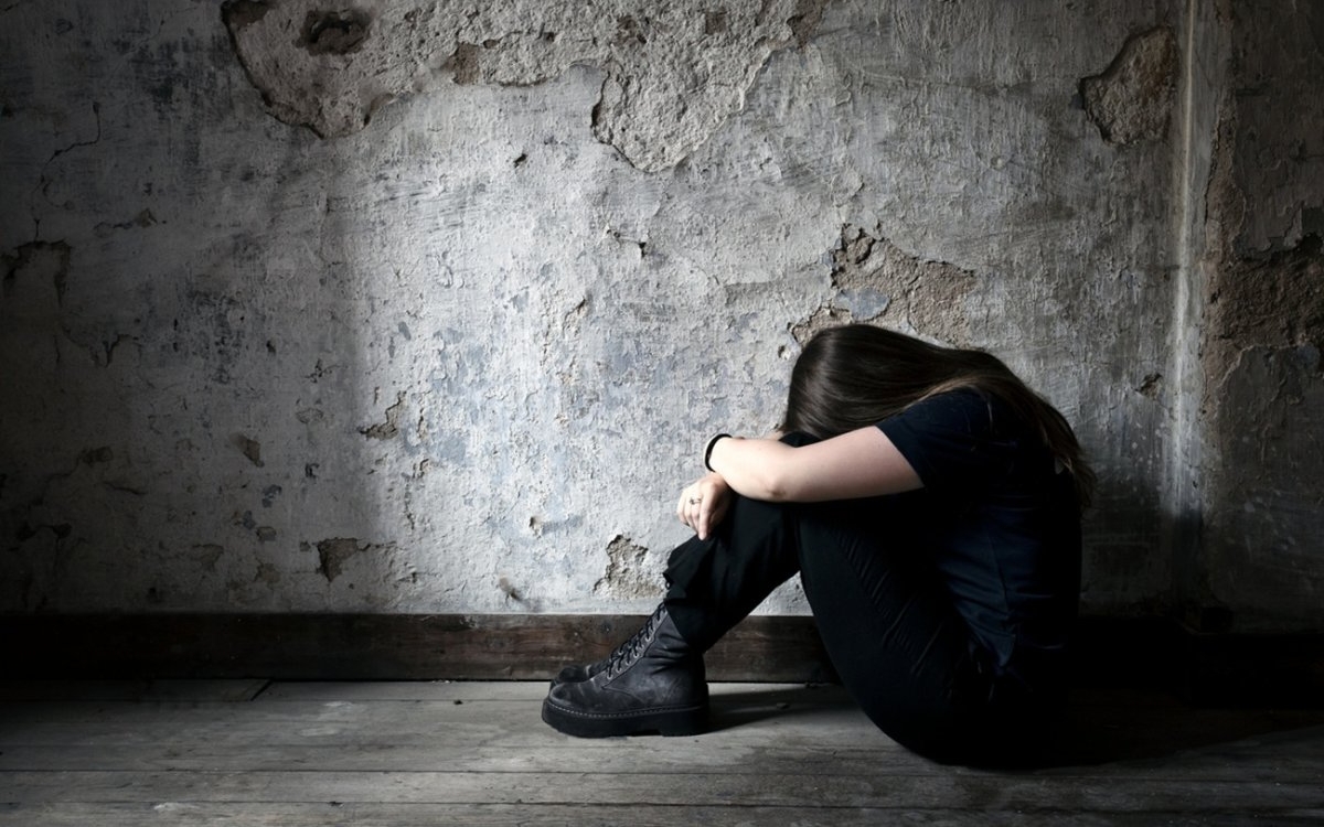 Caz șocant în Gorj. O fetiță de 13 ani a fost violată de fostul învățător, cu acordul mamei și bunicii. Femeile ar fi întreținut relații intime contra cost cu bărbatul de 71 de ani