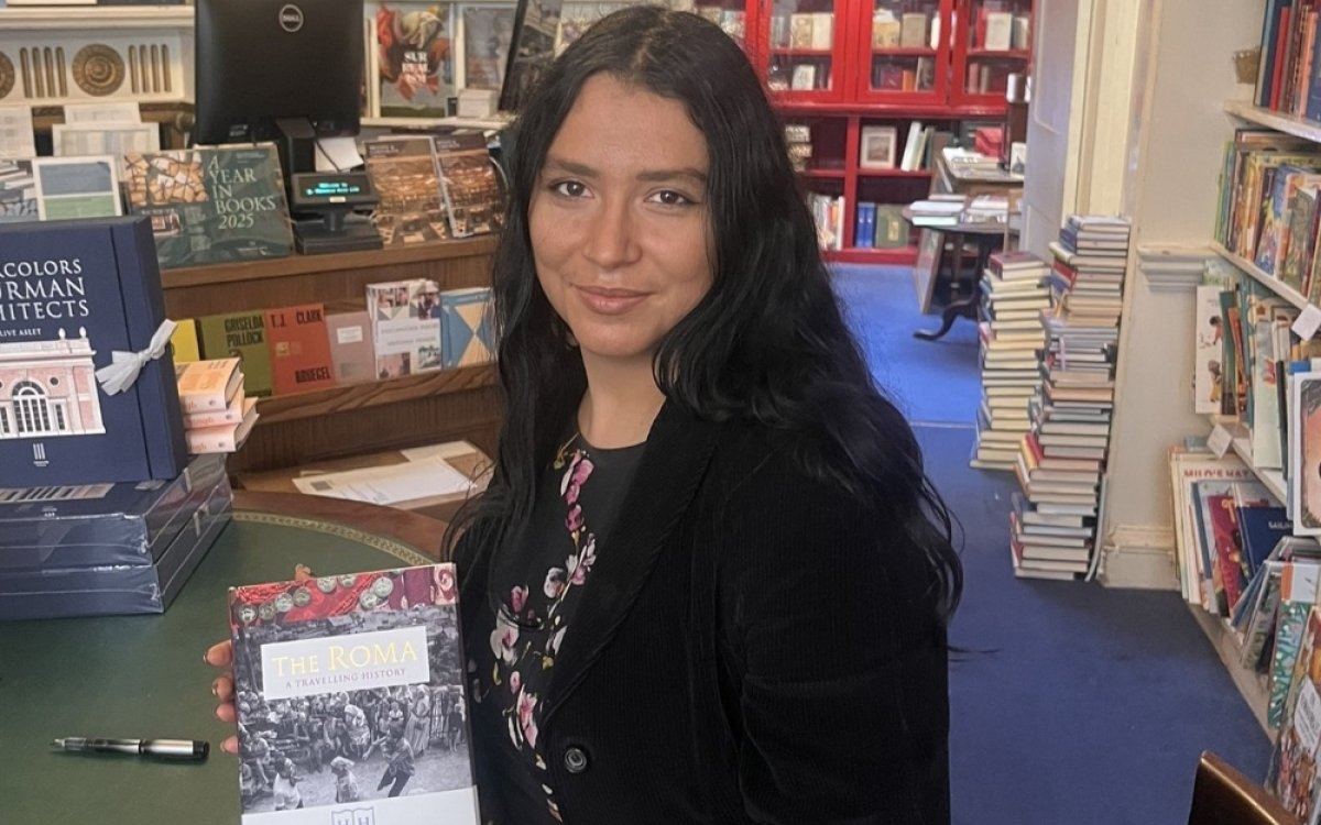 Madeline, o tânără româncă de etnie rromă, dintr-o familie de căldărari, a ajuns profesor universitar în Marea Britanie. „Am fost întrebată dacă am copilărit în căruță cu coviltir”