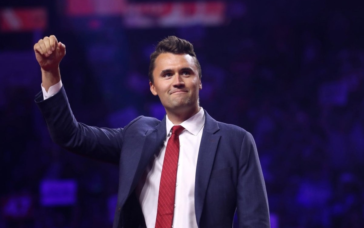 Charlie Kirk, un cunoscut activist politic american a fost împușcat mortal, în gât, în cadrul unui eveniment public. Gloanțele erau inscripționate