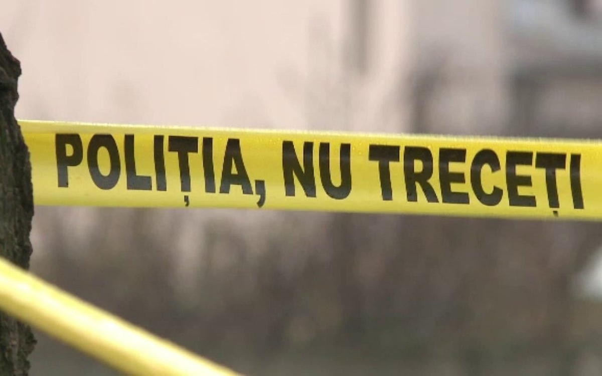 O femeie de 75 de ani din Galați a fost tâlhărită chiar în scara blocului. Hoțul i-ar fi smuls cerceii din urechi