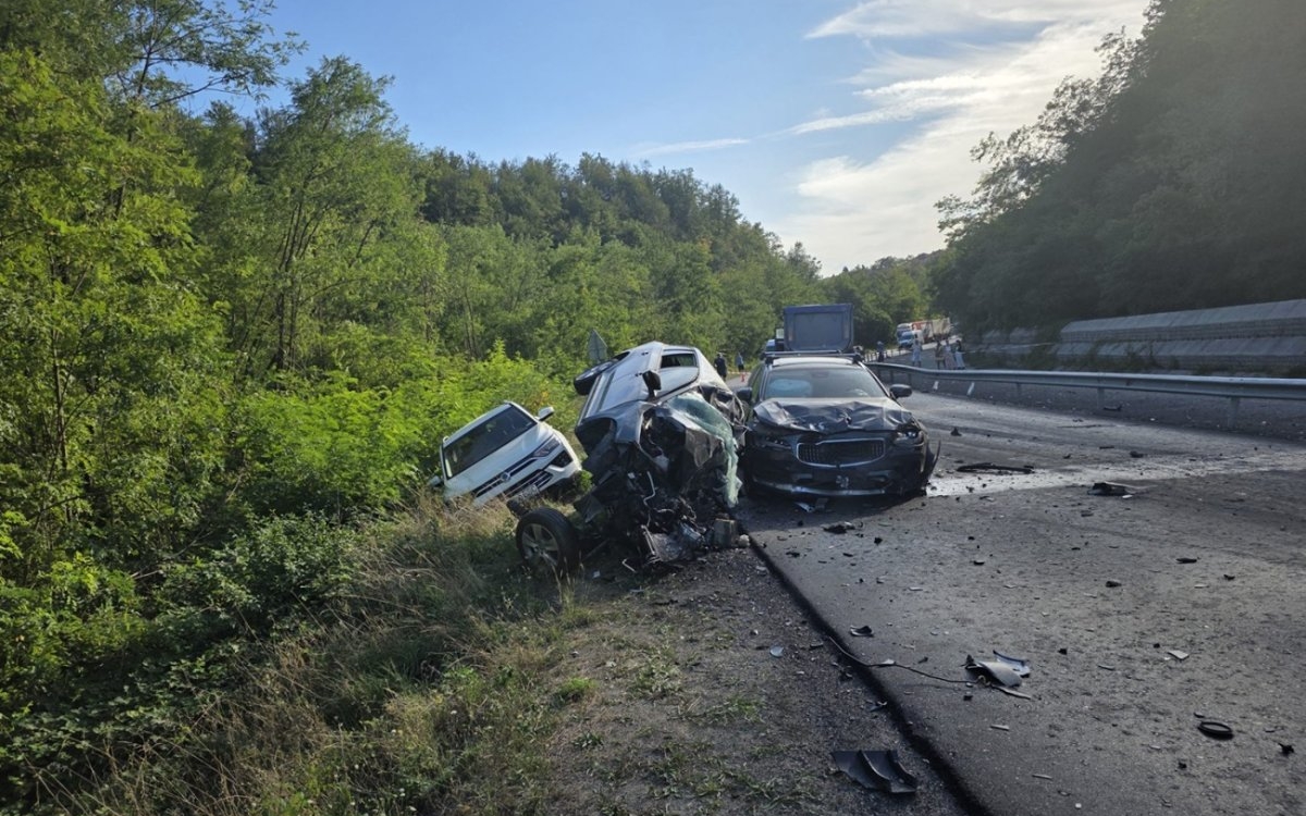 Doi români și-au pierdut viața într-un accident cumplit în Bulgaria. O a treia victimă s-a ales cu picioarele rupte