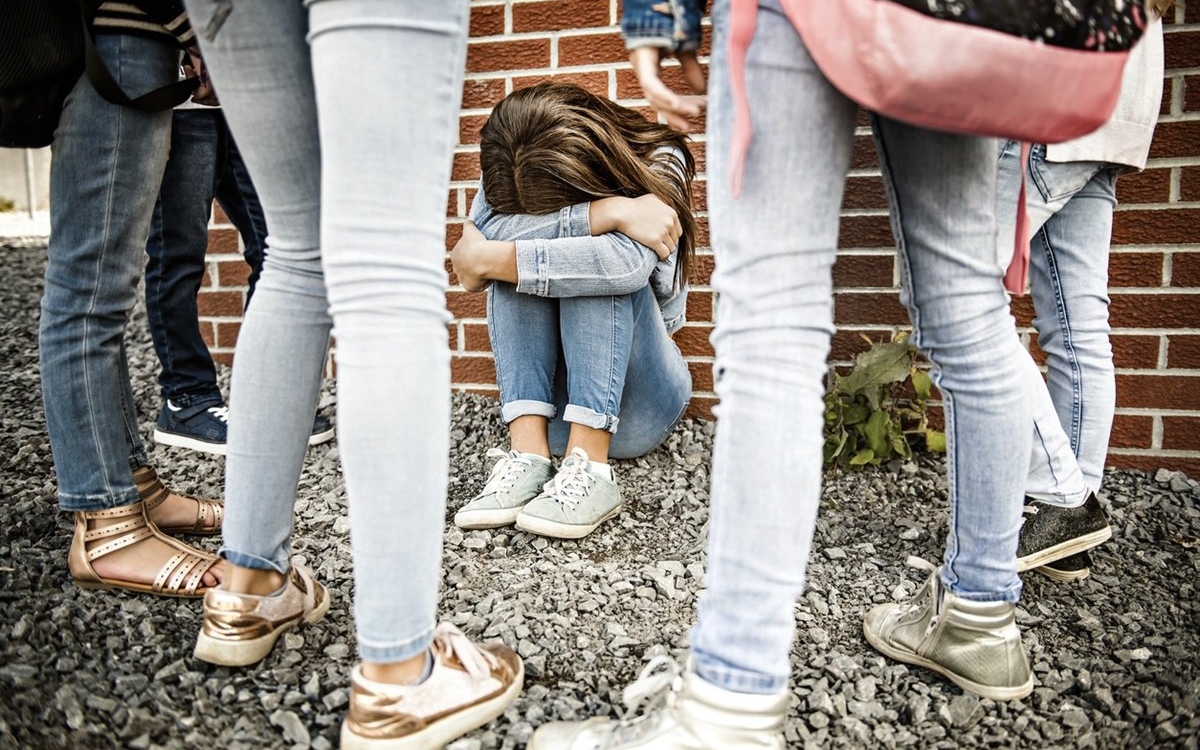 O copilă din Tulcea a fost lovită și umilită de un grup de fete adolescente. Nimeni nu a intervenit deși incidentul a avut loc în plină stradă, în fața Parchetului