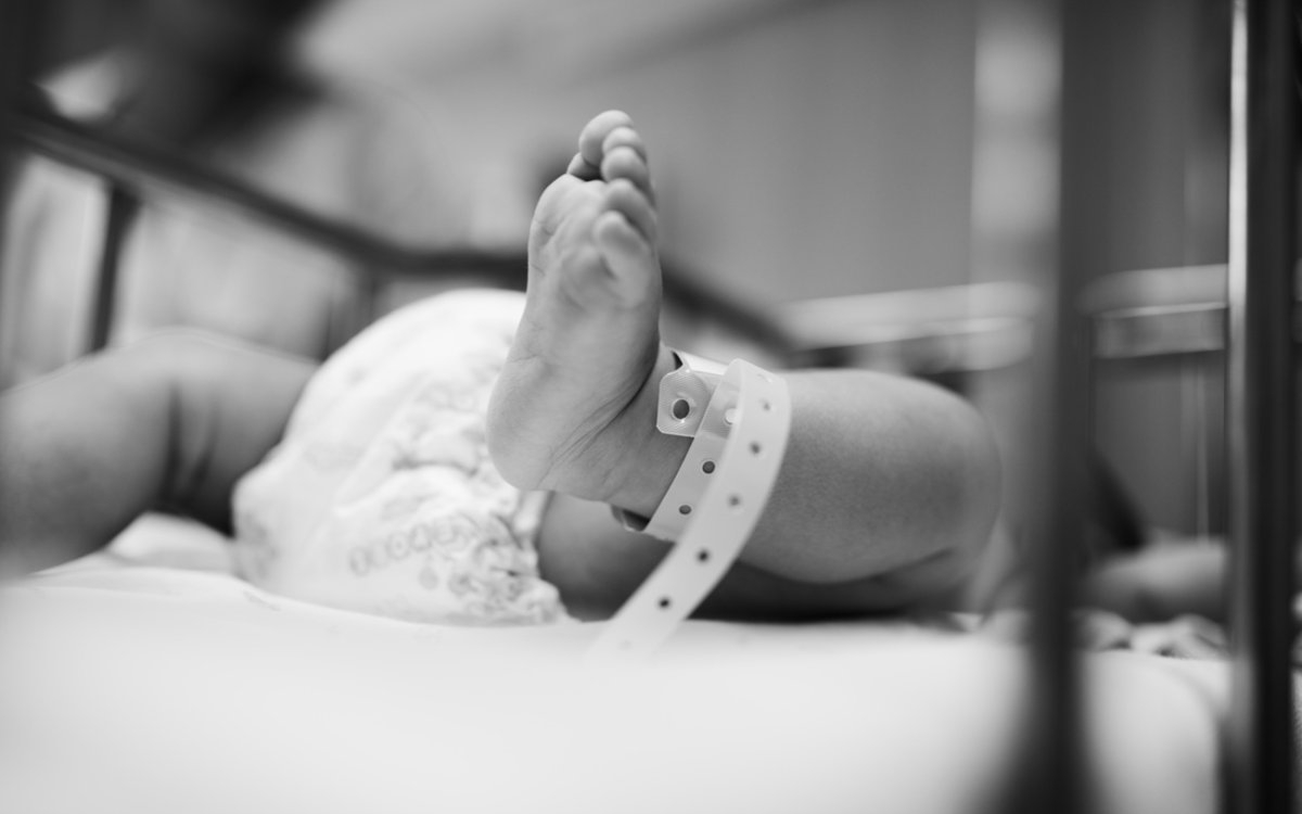 Doi părinți din Iași au fost condamnați definitiv la închisoare după moartea bebelușului lor. Copilul ar fi suferit câteva traumatisme craniene în timp ce mergeau cu mașina
