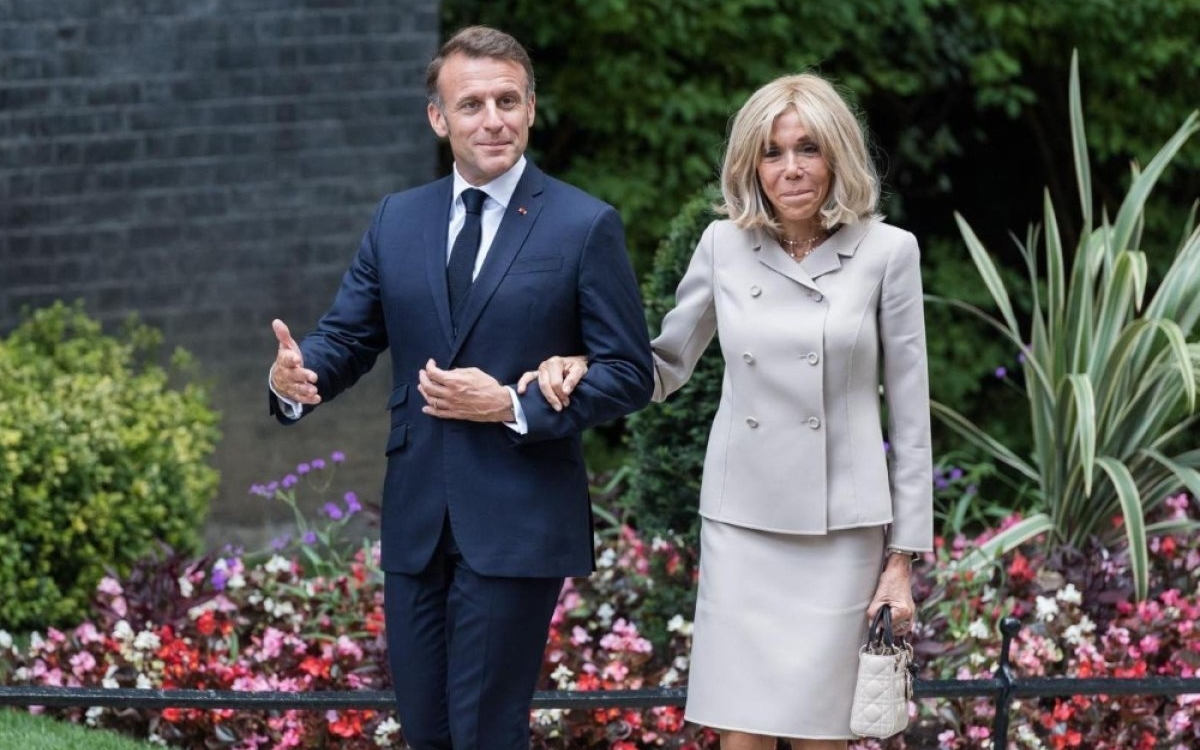 Emmanuel Macron, hotărât să demonstreze că soția lui este femeie? Ce este dispus să facă președintele Franței pentru a opri răutățile la adresa lui Brigitte Macron