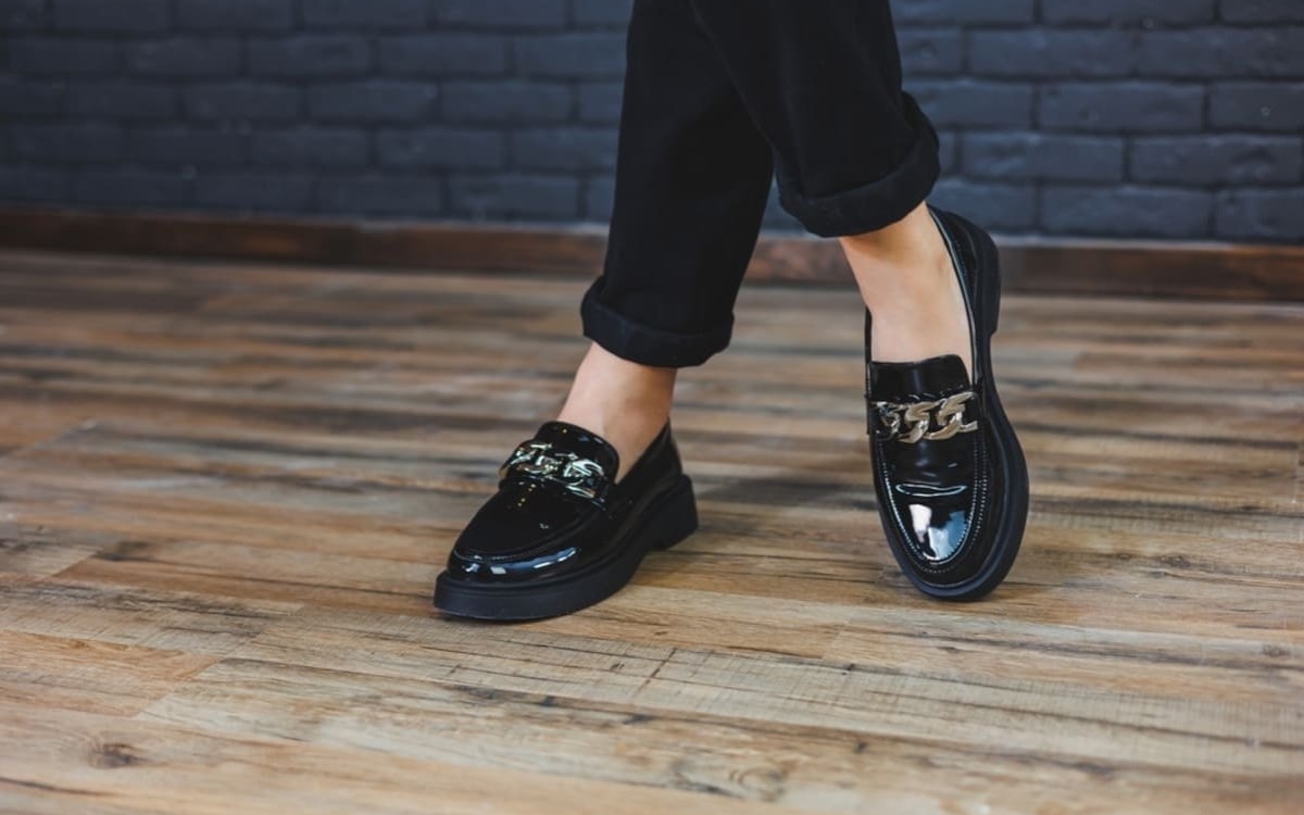 Casual & classy: pantofii din piele pe care îi porți la birou și în oraș