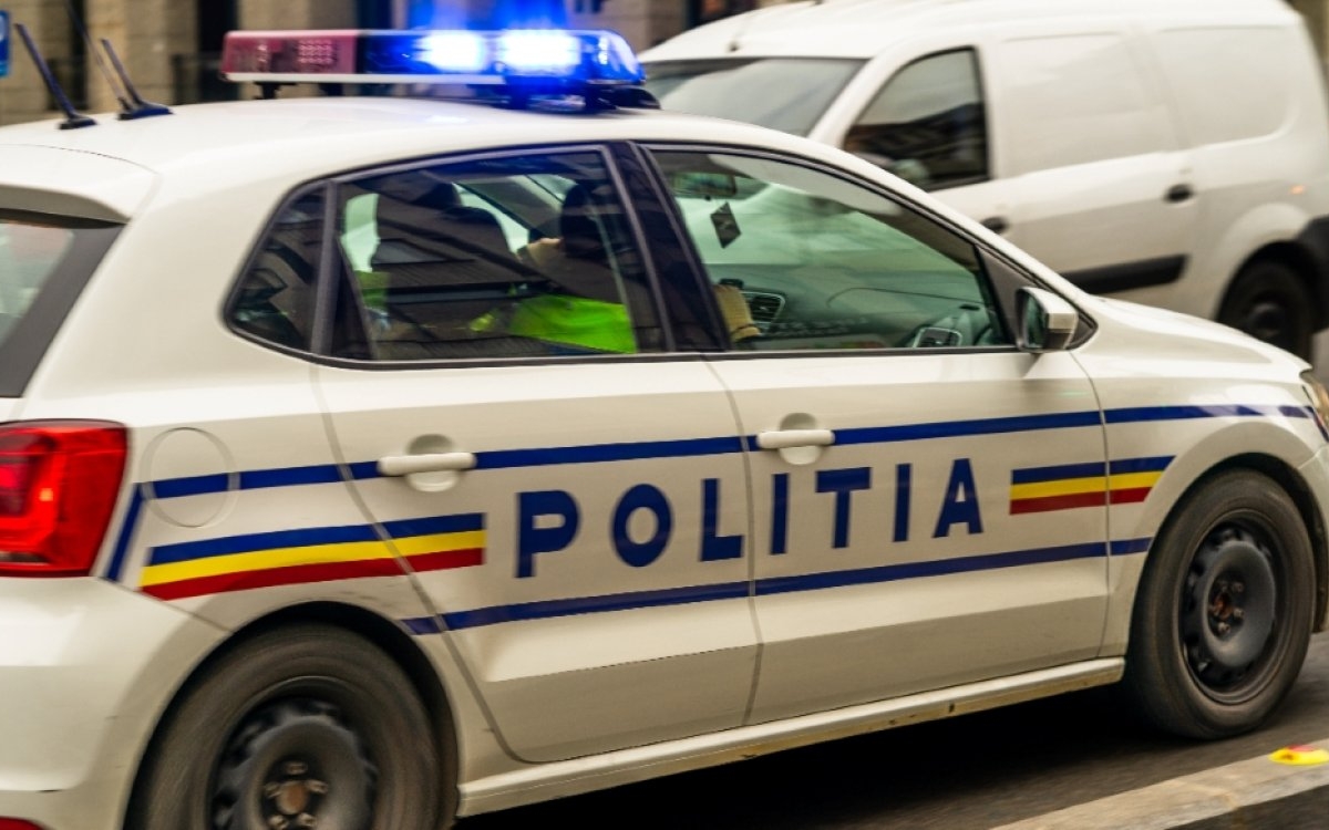 O femeie de 37 de ani și fiica ei de 20 de ani au fost înjunghiate de iubitul fetei în curtea casei. Tânăra a decedat