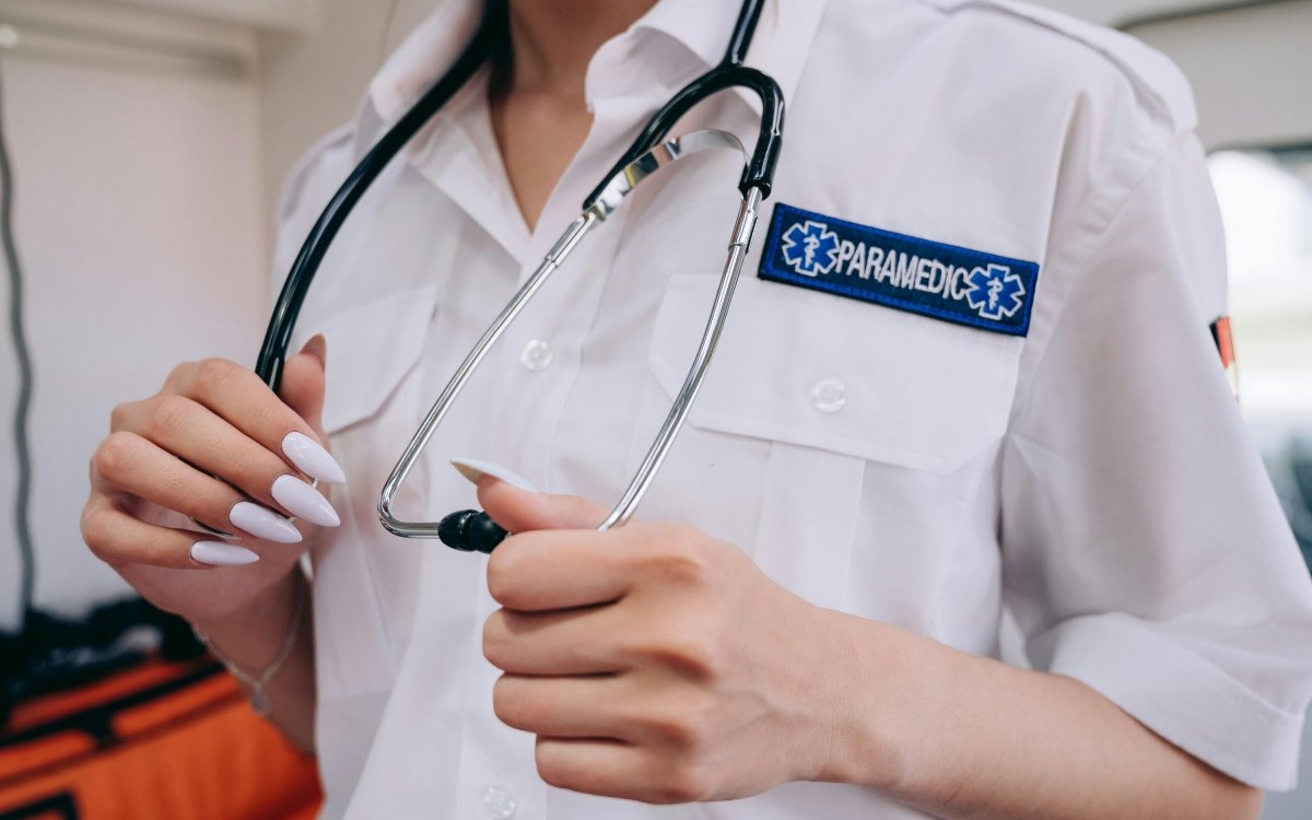 Fără bijuterii și ojă în spitale, conform noilor reguli sanitare. Doctorițele și asistentele nu mai au voie cu bijuterii sau ungii cu ojă