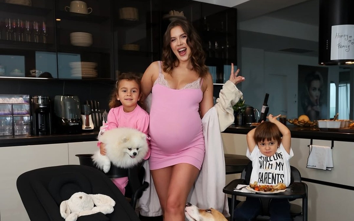 Emily Burghelea a adus pe lume cel de-al treilea copil al familiei. Prima imagine cu bebelușul este adorabilă