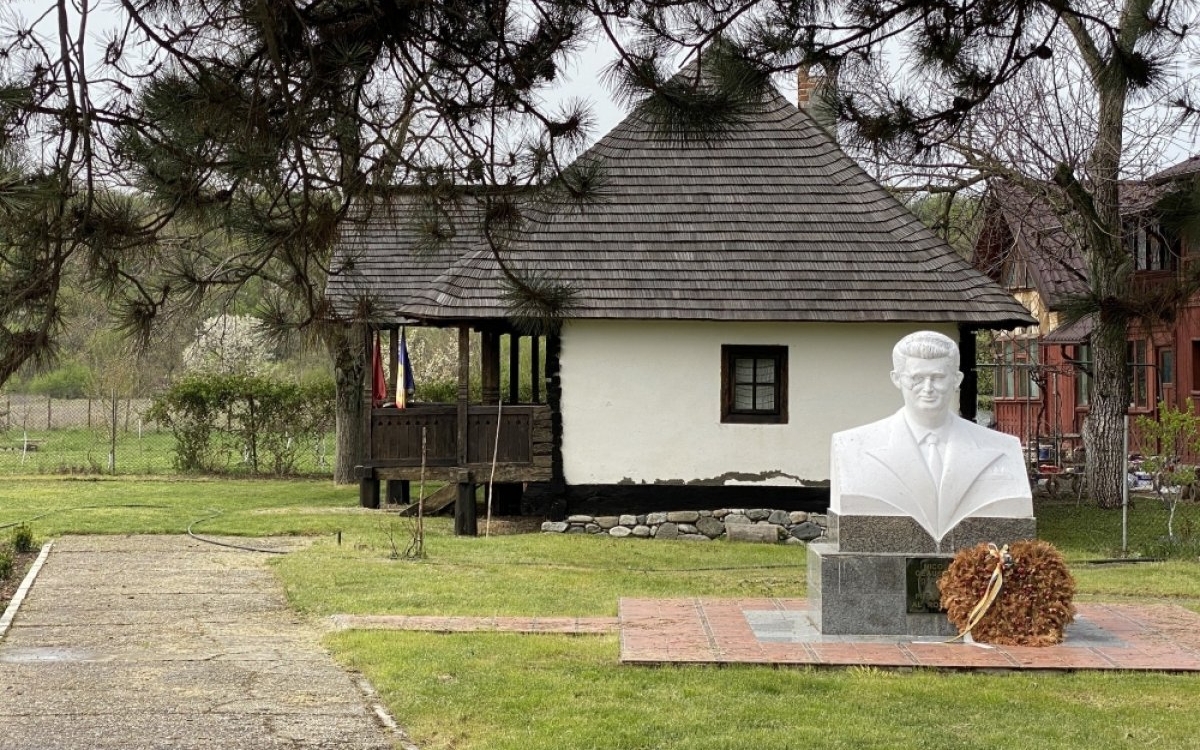 Casa din Scornicești a lui Nicolae Ceaușescu s-a transformat în loc de pelerinaj. Oamenii sunt curioși să vadă unde s-a născut „cel mai iubit fiu al poporului”