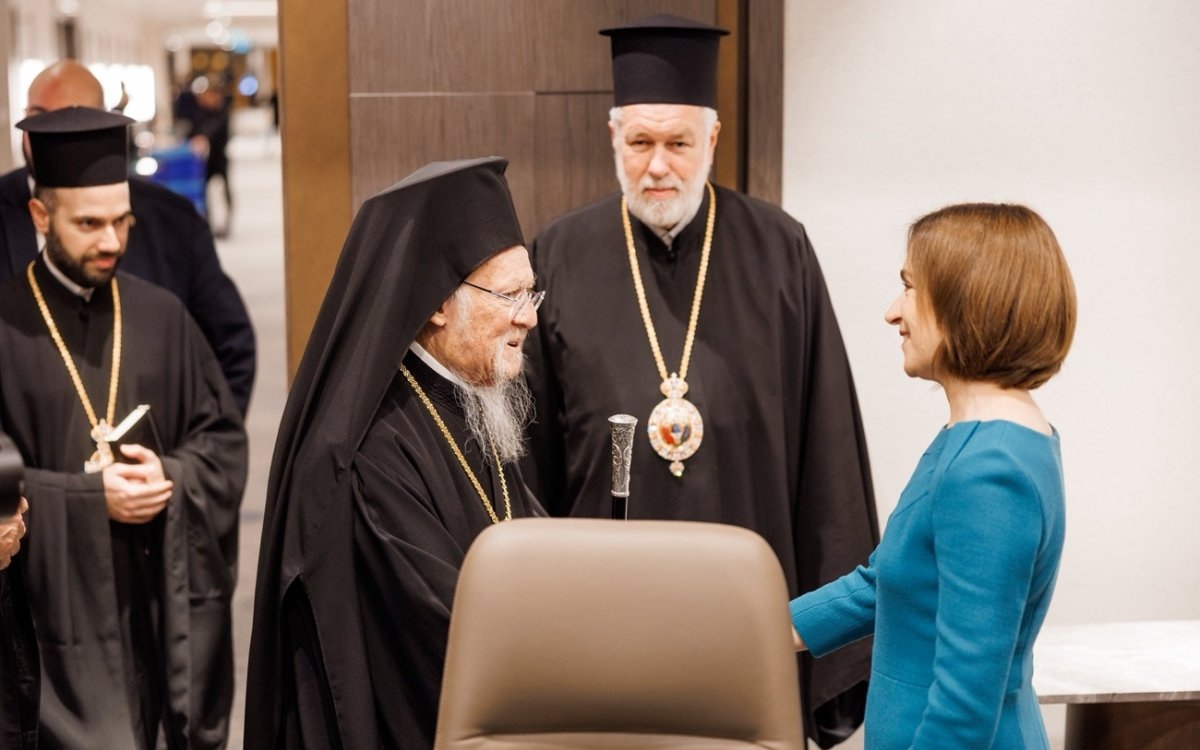 Maia Sandu, apariție discretă și elegantă la sfințirea Catedralei Mântuirii Neamului. Ce mesaj le-a transmis românilor