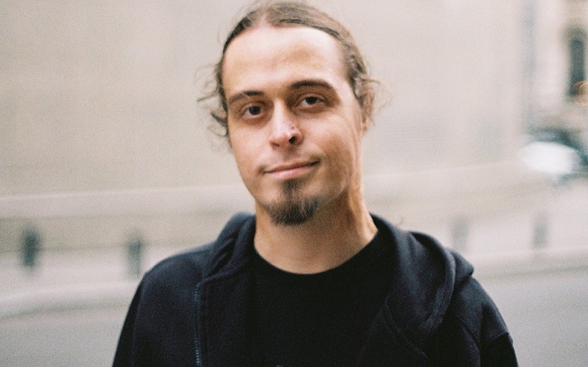 Au trecut 10 ani de la momentul în care Pavlos, la numai 15 ani, și-a salvat prietenul în scaun cu rotile din incendiul de la Colectiv. A fost la un pas de moarte în repetate rânduri și a rămas mutilat, dar trăiește