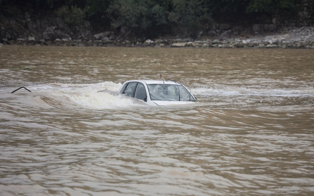 Un român a devenit erou în Italia. Ajutat de un coleg albanez, a salvat o fată nevăzătoare și pe tatăl ei dintr-o mașină scufundată