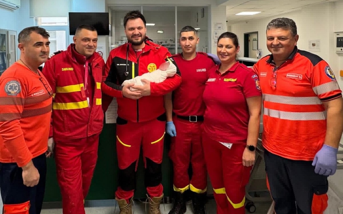 O tânără de 19 ani a fost la un pas de moarte după ce ar fi născut acasă. O vecină a salvat-o în ultimul moment